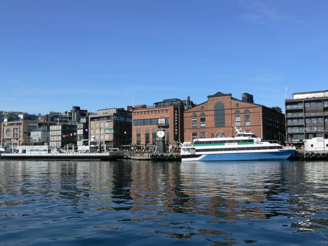 オスロの新開発地区、市庁舎前から続くこの地区は<br />ショッピングセンター・レストランが建ち並ぶ。<br />夏にはオープンテラスでくつろぐのがよいでしょう！