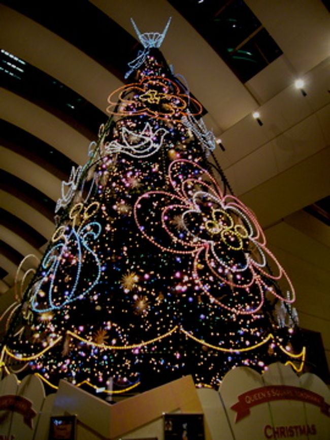 クイーンズスクエアのツリーは可愛らしいデザイン。