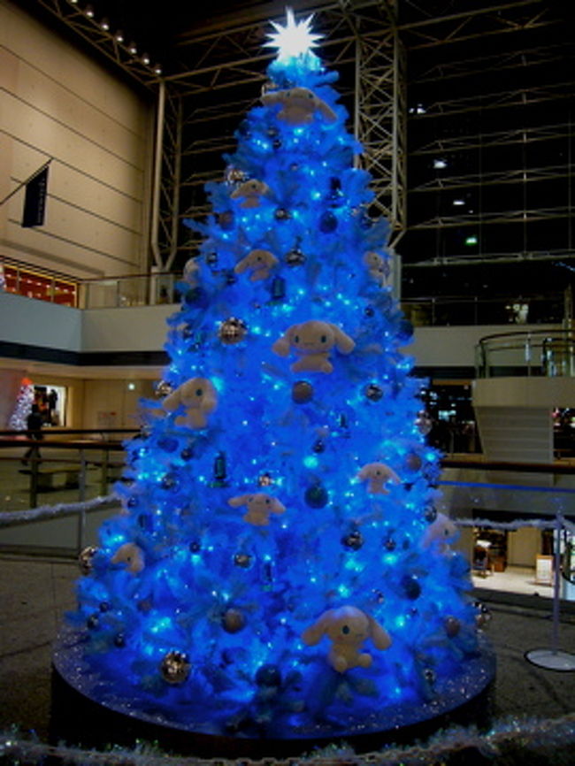 地下に可愛らしいキャラクターのツリーがあった。