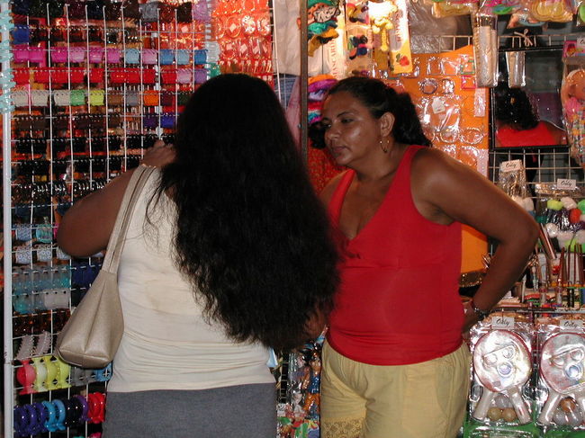 ホテル前の夜の街路、露天商が夕方から出始める。ブラジルらしい、ベレンらしいのかもしれない、女性客。