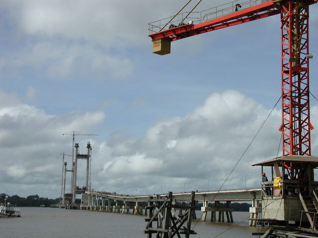 ベレン近郊の吊橋建設現場を視察。