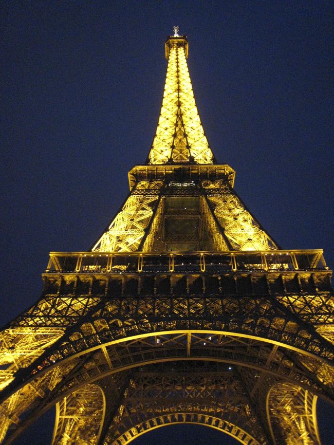 夕暮れのエッフエル塔?