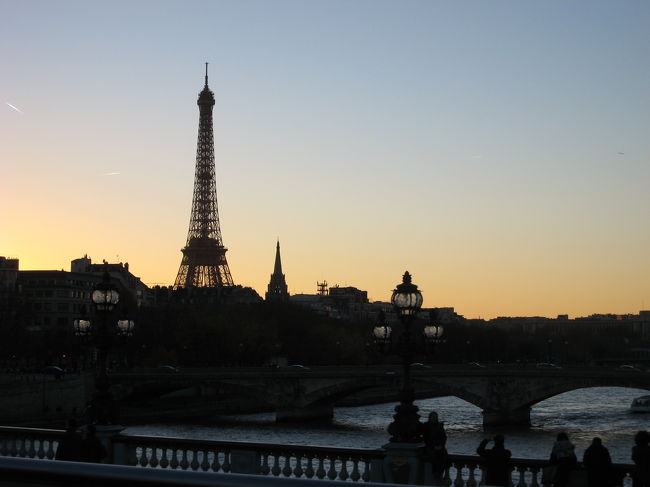 夕暮れのエッフエル塔?<br />