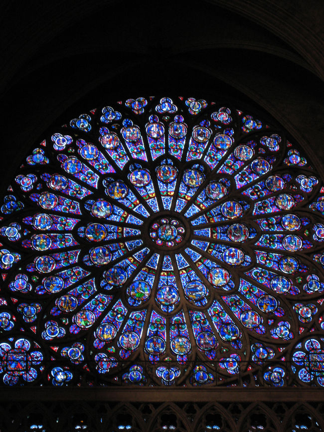 美しく大きな<br />ステンドグラス