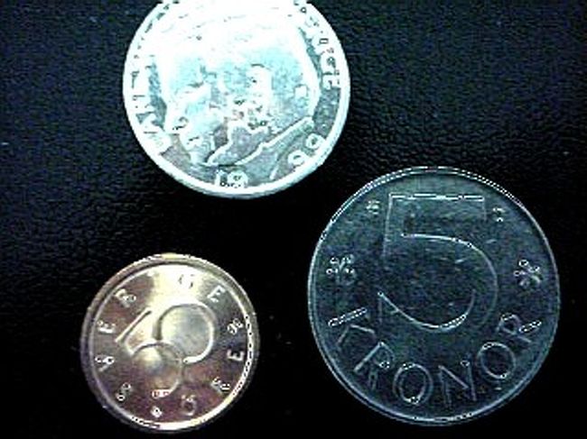 スウェーデンは50オーレ(1/2クローナ)が最小額の硬貨だった。<br />しかし、スーパーに行くと価格表示は1オーレ単位だったので、端数はどうするのかと思ったら、何と切り捨てられた!!<br />あるいは四捨五入かもしれないが、どちらにしても乱暴だ。<br />50オーレは日本円で8円位だが、それが最小の単位とは、日本の感覚では余りに大雑把。<br />物価がメチャクチャ高いので、8円くらいは誤差の範囲内なのだろうか。<br />まぁ、日本でも消費税導入前は1円玉や5円玉なんてスーパー以外では使わなかったが。 