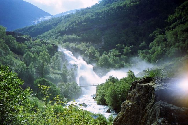 ブリクスダールの滝<br /><br />すごい水しぶきで、近づくとびしょびしょ