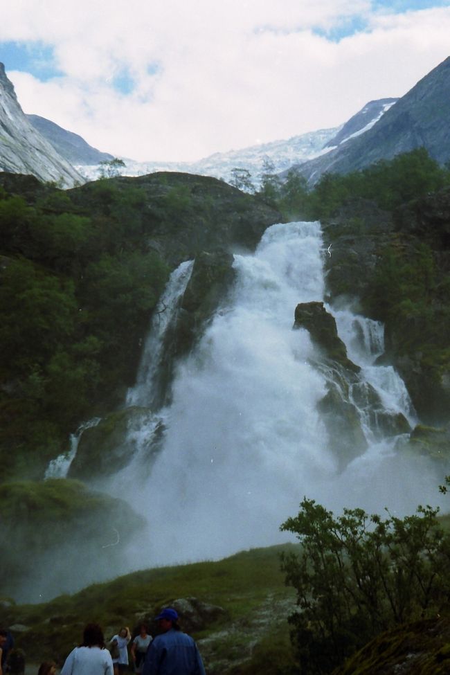 ブリクスダールの滝<br />奥に氷河が見える