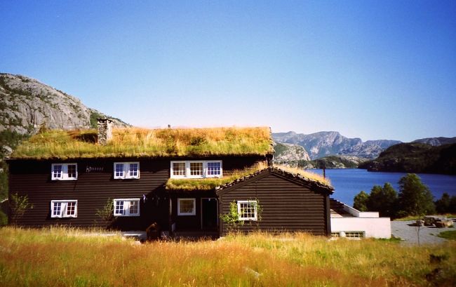 プレーケストーレンの探勝基地、ヨルペランのYH。<br />ノルウェーの建物は、屋根に草が生えていることが多い。<br /><br />ここは周りに何もなくてホントにのどか。<br />ただし夏は日が長いので、夜中まで羊がウルサイ。
