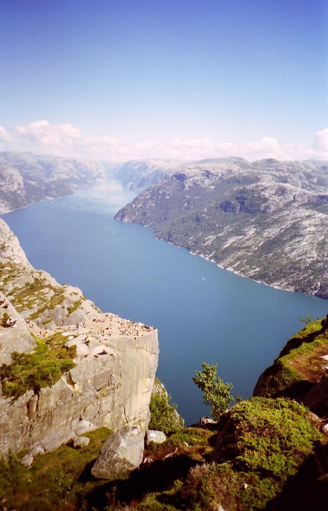 プレーケストーレン<br /><br />水面からまっすぐに切り立った高さ600mの一枚岩。<br />さらにそれを見下ろす岩に登ってお昼寝。<br />気持ちいいけど、寝返りには気をつけないと…。