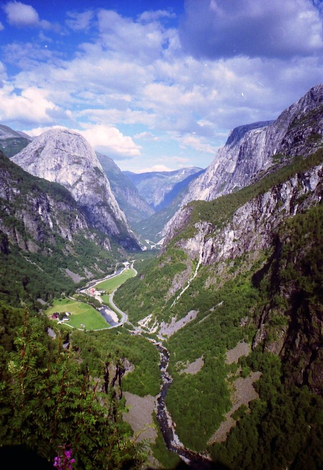 オスロからフロム鉄道に乗り、ヴォスへ向かう途中の景色