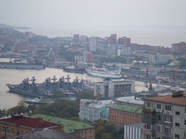 展望台から。乗ってきたフェリーは、軍艦と一緒に停泊中