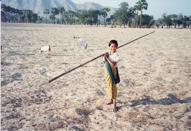 子供も働いています。　とても可愛い笑顔。