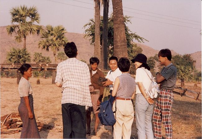 テーさんの手に持っているツボの中にはナツメヤシの汁が入っています。