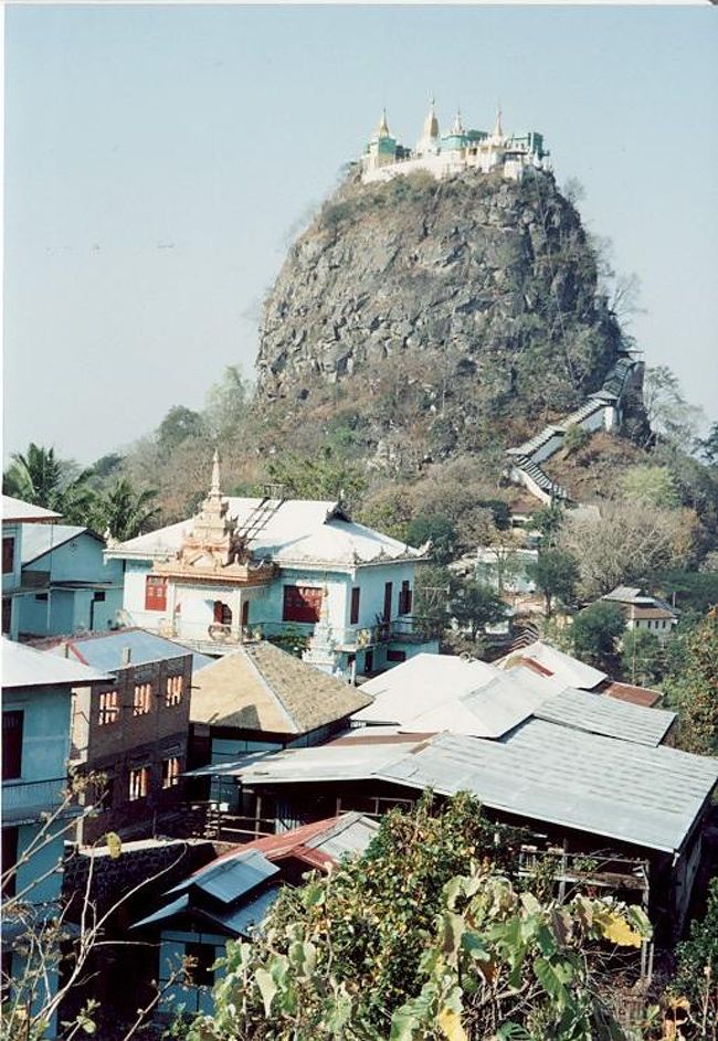 ポパマウンテン。　山の上にお寺があり、いろいろな国からお坊さんが修行に来ます。
