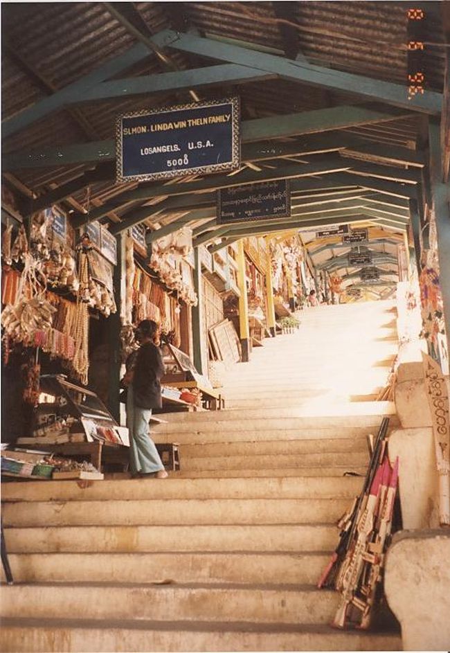 入り口からははだしで階段を上って頂上まで行きます。　