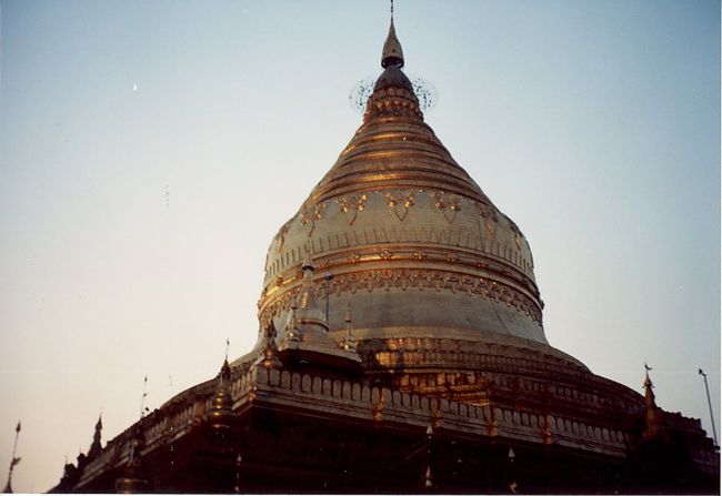 シューウィジゴンパゴダ。　パガンの代表的パゴダ。　アノーヤター王がタトオン王を征服した後、着手したが王の在位中に完成せず、次の王チャンスィッターのときに完成した。