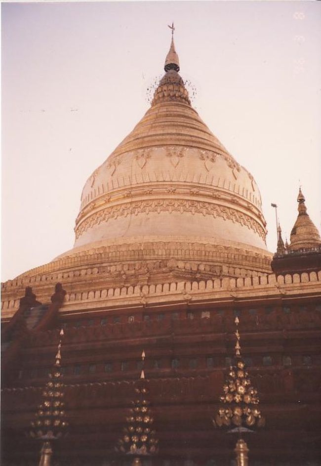 金色に輝くパゴダを下から見上げるだけであまりの美しさにため息が出ます。