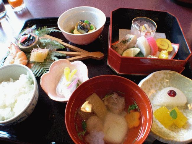 見た目も鮮やかでホテルならではのお正月<br />