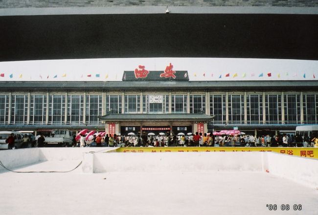 空港から西安まで、２５元。とりあえずバスを降りてから、ＹＨまで歩く。久々にリュックしょって街を歩いた・・。なんかちょっと恥ずかしいような。<br /><br />