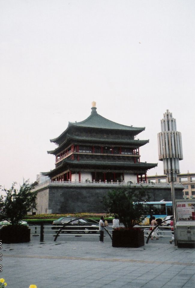 とりあえず、街をふらふら歩いていたら、鼓楼に遭遇。昼間はこんな感じだったのに、夜になると・・