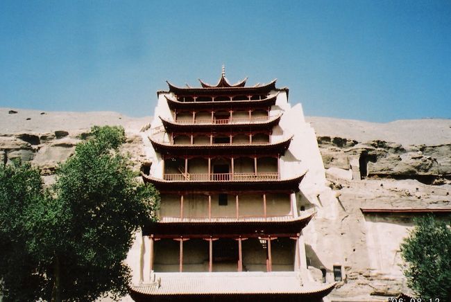 翌日、莫高窟へ。中国人は100元、外国人は確か１２０とか。100元札をハイ、と出したら、「是不是中国人？」と聞かれるので、「うん」みたいに頷いたら、ばれなかった・・・。せこい私。<br /><br />