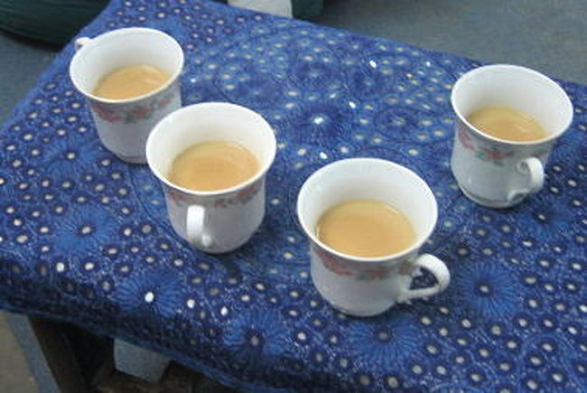 おいしいミルクティーを<br />ご馳走になりました。<br />ミラー・ワーク（小さな鏡を沢山ちりばめてある）のテーブルクロスが素適でしょ。