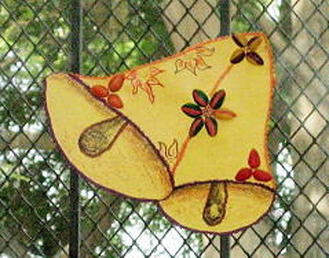 <br /><br />窓に貼られたベルも<br />ピスタチオ・ナッツで飾ってありました。<br /><br /><br />