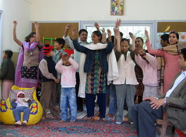 歓迎の歌<br /><br />毎朝の点呼のあとボディ・チェックは欠かせないそうです。<br />それは家庭で虐待されてないかを調べるためと学校で誰かにいじめられてないかを調べるためだそうです。両親から学校でやられたと文句が来ることがあるので。<br /><br />先生達にとっては両親の無理解・無協力が悩みの種だそうです。<br /><br />でも学校に来るようになって表情が明るくなり、下のこの世話をするお兄ちゃんもいるし、家で虐待を受けて誰とも話さない生活のため、近づくと防衛のために物を投げたりぶったりしていた子が1ヶ月で落ち着き、音楽を喜ぶようになったそうです。<br /><br />米粒を色分けして並べるのが好きなとても器用な子もいるとか。<br />いろんなケースがあるので先生も日々勉強になると穏やかに話していらっしゃいました