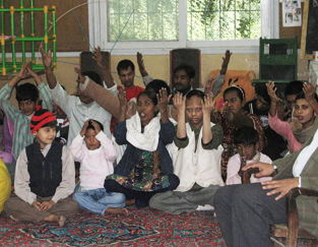 インドの歌を歌ってくれました。<br /><br />子供達は自分の名前を言える子が2名ほど。<br />母親が出産中に亡くなって<br />とても小さく生まれた子や<br />障害児ではないけれども<br />何らかの精神的ショックでしゃべれない子や<br />態度の落ち着かない子などもいました。<br />