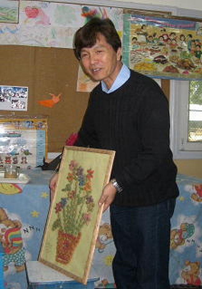 <br /><br />ピスタチオ・ナッツの殻で作った<br />絵を見せてくださるM先生。<br />ピスタチオ・ナッツの殻は<br />イランからのものが大きくて<br />しっかりしているそうです。<br /><br /><br />