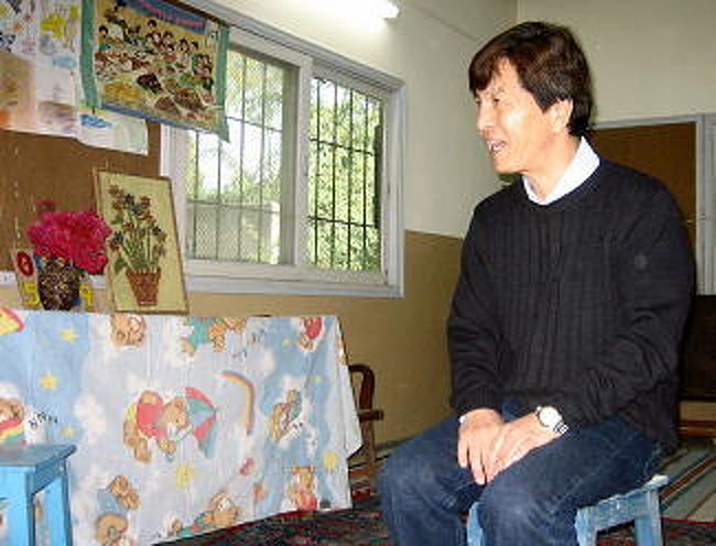 M先生（神父様）<br /><br />1990年に<br />「障害者のためのセンターを作るので手伝ってほしい」<br />という要請のもとにカラチに赴いたそうです。<br /><br />カラチには日本のような成人向けの<br />授産所のようなものはないし<br />ここも一応は13才までということに<br />しているが<br />将来的には受け入れ先を作りたい<br />とのことでした。<br />