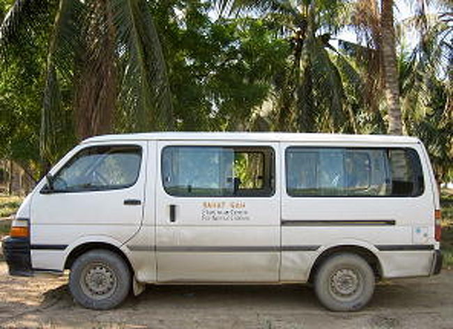 この車で毎朝5才から13才まで16名の子供達を<br />ピックアップします。<br />家の方向がバラバラなので大変だけれども<br />まだ1台しか買えないそうです。