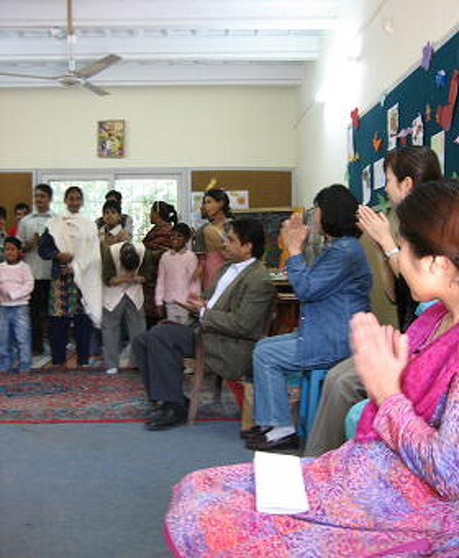 熱演に拍手<br />日本婦人会からの寄付で<br />キーボードとタンバリンとかの<br />楽器を購入する予定だそうです。<br />お役にたてて嬉しいですね。<br /><br />私はバザーでロブスターを買って<br />ウハウハ喜んだだけなんですけどね。<br />そのロブスターはこちらで養殖を<br />していらっしゃる日本人の方が寄付<br />してくださったので<br />とってもお安かったのです。<br />もち、とっても美味しかった〜〜〜♪<br /><br /><br /><br />