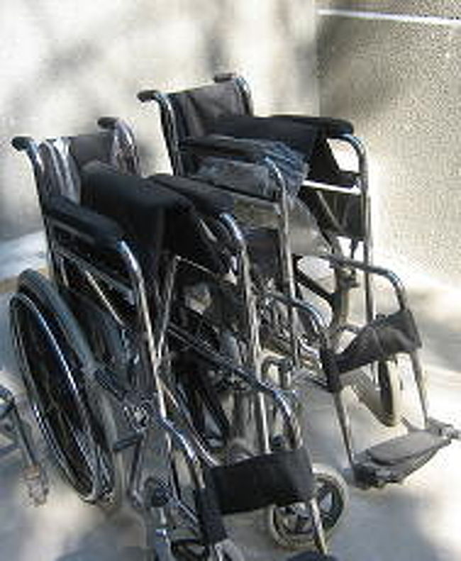 陽だまりにおかれていた車椅子。<br />期せずしてモノクロ写真みたいになりました。<br /><br />施設の見学のことを台湾出身のお友達に話したら<br />「タンバリンなら我が家にいらないのがあるわ。<br />もってってあげてよ！」<br /><br />いろいろな人にM先生のがんばっていらっしゃる姿を<br />知ってもらいたいなあと思います。<br /><br />★このページは<br />活動の責任者であるM先生の許可を得て掲載しています。<br />