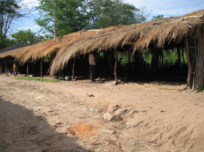 ゲートの外にはお土産屋が立ち並ぶ。<br />こんだけ店出しててもさ、客はここに泊まってる人だけだよね？<br />もうかるのかなあ・・・。