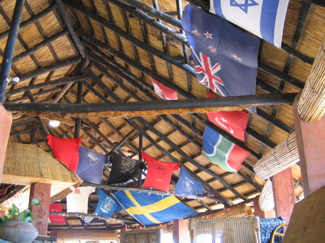キャンプ場にあるバー。<br />天井には国旗やＴシャツですごいことになってた。