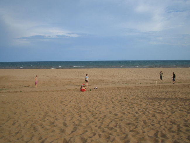 マラウィ湖。<br />かなり遠浅で、このキャンプ場周辺は水が汚かった。