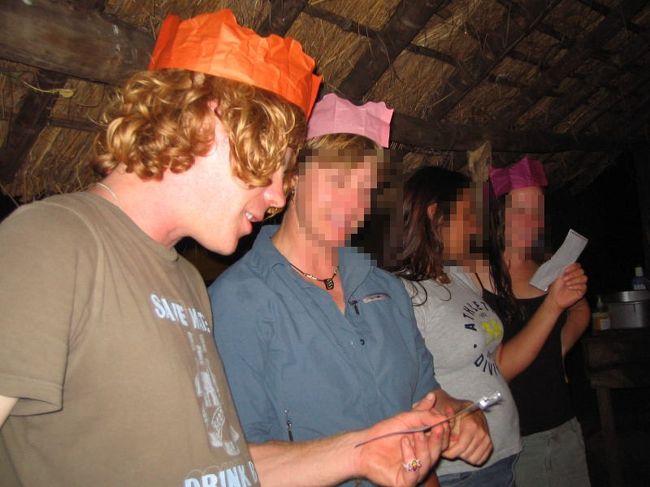 みんなでツアーリーダーに捧げるクリスマスソングの替え歌を歌っているとこ。<br />英語圏では有名かも知れないけど、ジャパニーズには初耳の歌だったのでイマイチよく分からず。