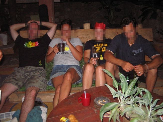 頭にかぶってる紙の冠はクリスマスクラッカーの中に入ってたやつ。<br />クリスマスクラッカーっていうのはイギリスのものなんだけど、オーストラリア人もやる習慣があるのかもね。<br />アメリカでも売ってます。