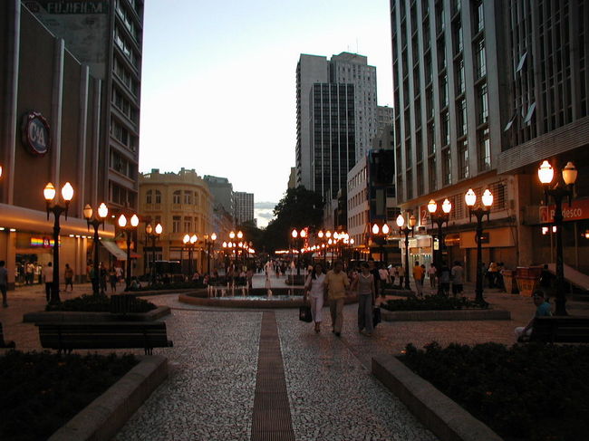 中心部のショッピングストリート