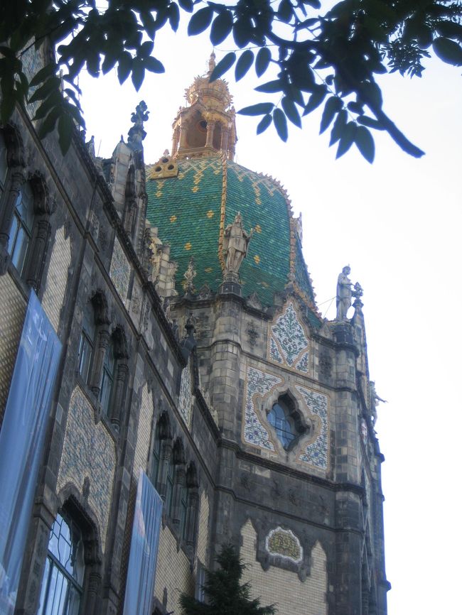 応用工芸美術館<br /><br />外観の全貌は2004年に撮ったし、反対側の歩道まで行かなければならないのでパスです。<br />でも建物の近くからこんなアングルで撮るのもいいでしょう。<br />しかし、こんなに離れていると、屋根がジョルナイ・タイルというのはよく分からないです。<br /><br />「この博物館で注目したいのは、展示品はもとより建物自体だ。建国1000年祭の一環としてフランツ・ヨージェフ皇帝の命により建てられたもののひとつで、設計はハンガリーを代表する個性的な建築家レヒネル・エデンとパールトシュ・ジュラ。植物からヒントを得たといわれる曲線が印象的なデザインはレヒネルの特徴。ブダペストにおいてアールヌーヴォー的なデザインが施された最初の建物でもある。入口のホールを飾る列柱回廊のデザインや多彩な色どりのセラミックを使った屋根など近代的技術が駆使されている。その個性的なデザインや過剰ともいえる装飾から、建築当時は“ジプシー王の宮殿”と揶揄されることもあったという。」<br />（「地球の歩き方　ハンガリー　2004〜2005年版」（ダイヤモンド社）より）