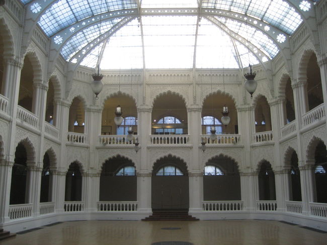 応用工芸美術館の中央ホール<br /><br />中央は立ち入り禁止で、吹抜けです。<br />２年前の2004年７月は、この１階のホールを囲む回廊で現代女流陶芸家の作品展が行われていたのですが、今回はなんの展示もありませんでした。<br /><br />「レヒネル・エデンは、ハンガリーの伝統文化が大切にする「自然」「素朴さ」を体現し得る建築様式を模索していた。ケチケメートの市庁舎では装飾や建築細部に花、蜂、その他不思議な動植物や織物のような文様が使われているが、ブダペストの応用美術館（1891〜96）ではさらに大きく前進して、過去にはなかった新様式を出現させた。織物で出来ているかのように軽くきらびやかなテントのような大屋根と裾広がりのドーム、透明感があって多用な色を出すジョルナイ・タイルを使って、民俗芸術のモチーフを建物の内外に駆使した幻想的な装飾は、まさに新しい「ハンガリー民族様式」の到来を感じさせた。」<br />「民俗芸術から造形モチーフの採取と大胆なデフォルメは、細部装飾から大屋根やドームの造形にまで及び、レヒネル・エデンが探求した『ハンガリー民族様式』はここに一気に具体化する。」<br />（「読んで旅する世界の歴史と文化 中欧」（新潮社）より）