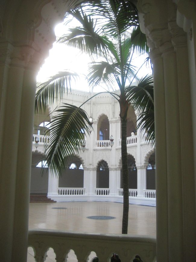 応用工芸美術館中央ホール<br /><br />列柱を枠に、ななめから撮ってみました。