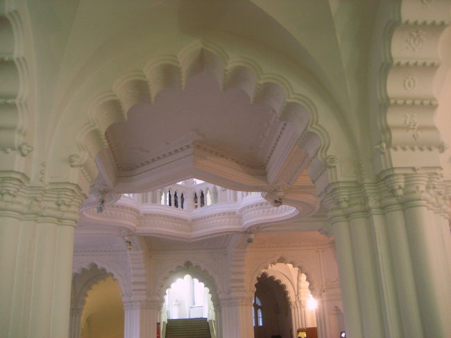 応用工芸美術館<br /><br />鍾乳洞をモチーフにしたとおもわれる、イスラムチックな曲線美。<br />真ん中の天井は２階へと吹き抜けています