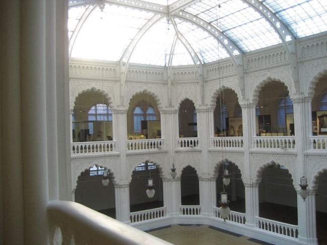 応用工芸美術館の２階から中央ホールを見下ろす<br /><br />２階の回廊に、２年前は「産業と芸術──ジョルナイ150年史（Industry and Art──150 years of Zsolnay）」が、今回は「コレクターと財宝（Collectors and Treasures）」が開催中でした。<br />回廊なので、どちらが入口でどちらが出口か、分かりづらいです。<br />すばらしい工芸美術家で時代順に展示されていました。10くらいのテーマ展に分かれていました。