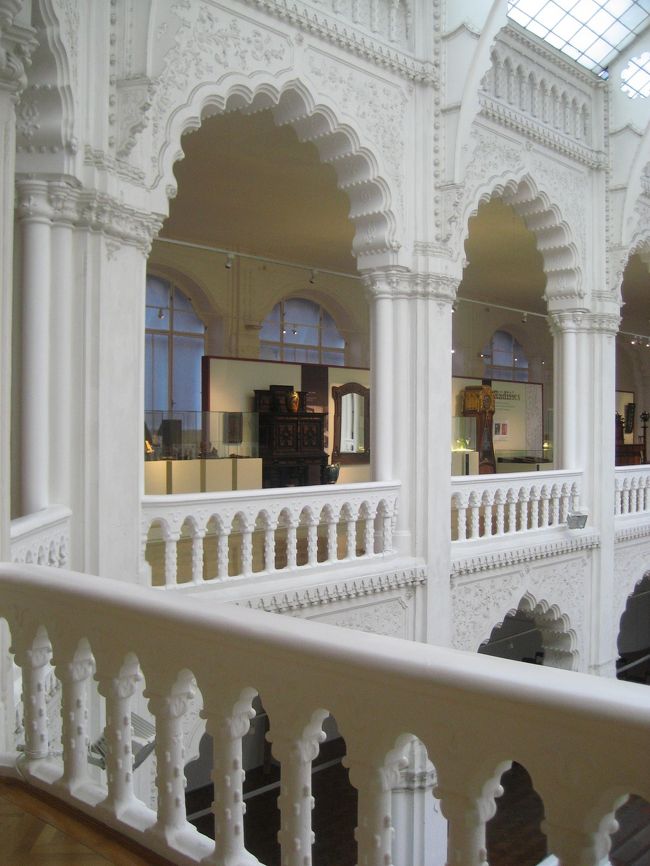 応用工芸美術館の２階の回廊<br /><br />本当は企画展の展示を撮りたいくらいでしたが、それはさすがに撮影禁止でした。<br />あちこちでいかつい顔をした館員が見張っています。<br />でも、こうやって建物の写真を撮っている分には、何も言われませんでした。<br />その点、国立博物館では、展示室ではなく内部の写真を撮ろうとしても、注意されてしまいました。