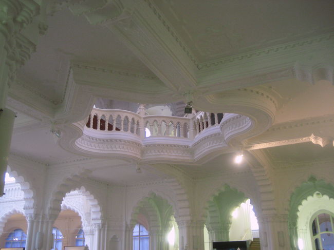 応用工芸美術館の２階<br /><br />吹抜けの天井を中心に。<br />手すりが特に乙女チック@