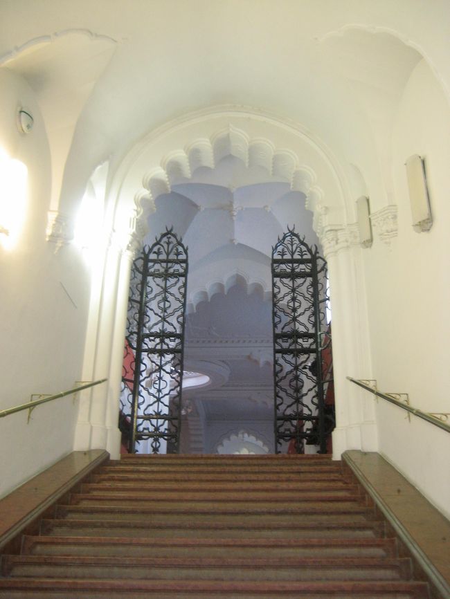 応用工芸美術館の３階へ向う階段<br /><br />白い壁に黒い鉄柵が白と黒のコントラストで映えます。<br />３階では、「ハンガリー・デザイン賞受賞作品展（Hungarian Design Award）」をやっていました。