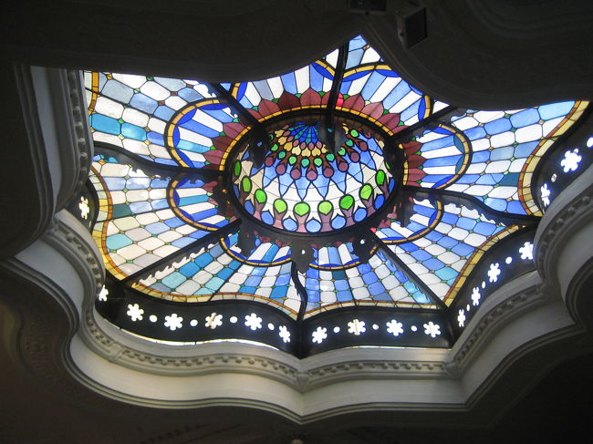 応用工芸美術館の吹抜けのガラス天井<br /><br />いわゆるステンドグラスになるのでしょうか。<br />このあたりは、だいぶウィーンやオーストリアのアールヌーヴォーチックです。