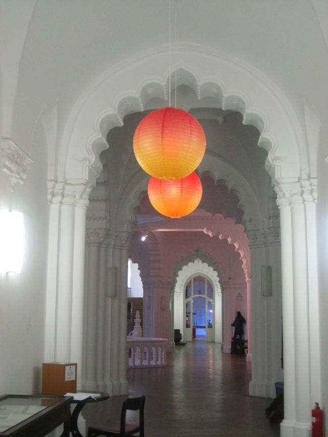 応用工芸美術館の２階<br /><br />いったいどこからわいてきたんだというかんじで意外や脇の方にも展示室が続いています。<br />「2006年ハンガリー現代写真傑作展（Hungarian Masterpiece Today 2006）」という現代写真展、「歌舞伎役者の世界───東京国立博物館の所蔵品から（The World of Kabuki Stars）」を見終わって、もう一度中央ホールの見える場所へ戻ってくるときに撮りました。<br /><br />「歌舞伎役者の世界」は、なかなか面白かったです。<br />東京国立博物館のものなら、東京で見ればいいじゃないか、と思わなくもなかったのですが、歌舞伎役者の版画がずらりと展示されていて、なかなか壮観でした。<br />また、壁には役者の衣装や小道具も展示されていたり、版画の一部の拡大写真が壁紙のようにしつらえてあったり、ものすごい大きな宣伝の垂れ布みたいなのもあったり。<br />それから役者がメークするシーンのビデオに魅入っている人たちが何人もいました。ああいうビデオを見る機会は私もそうそうないので、ゆっくり見たかったくらいです。